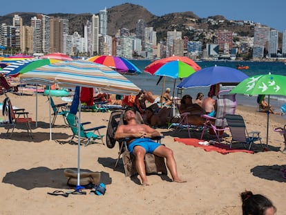 Turistas en la playa de Levante en Benidorm, en plena ola de calor, el 16 de julio de 2022.
