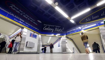 El Metro de Madrid con publicidad de Samsung.