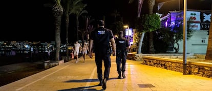 La policía controla los locales de ocio nocturno en Ibiza.