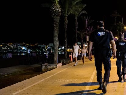 La policía controla los locales de ocio nocturno en Ibiza.