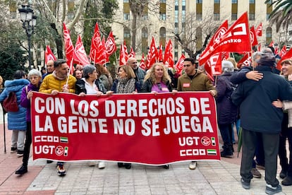 Manifestación de UGT y CC OO este domingo en Cáceres. EFE/Eduardo Villanueva