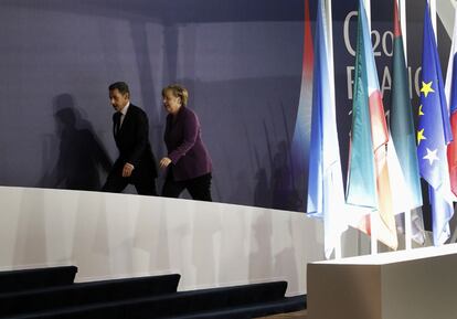 Merkel y Sarkozy entran en la cumbre del G-20 que se celebra en Cannes.