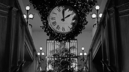Uno de los fotogramas de la videoinstalación 'The clock', que se puede ver en el Guggenheim de Bilbao hasta el 18 de mayo.
