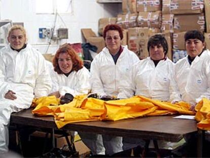 De izquierda a derecha, Eva, Marisa, Mila, Rocío y Agustina, varias de las mujeres que ayudan a los marineros, en la lonja de Cangas do Morrazo.