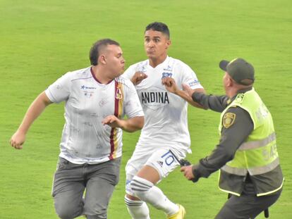 Un hincha agrede a Daniel Cataño, durante el partido entre Tolima y Millonarios