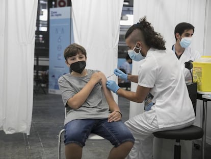 Un chico de entre 12 y 15 años recibe la vacuna la semana pasada en Barcelona.