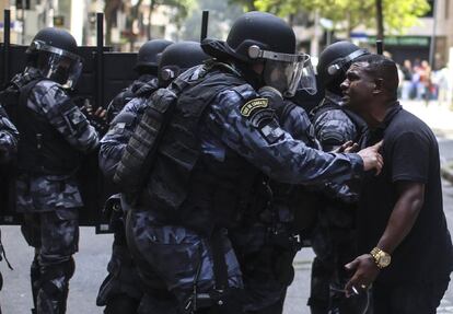 Manifestante discute com policial. Parte dos manifestantes era composta por policiais e bombeiros.