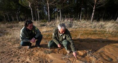 Fernando Collantes (izquierda), y Pedro Alonso, miembros de la guarder&iacute;a forestal de la Reserva Regional.