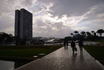 Personas caminando cerca del Congreso Nacional en Brasil.