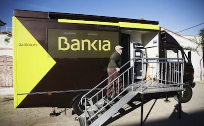 Autob&uacute;s intinerante de Bankia, en Titulcia, donde el banco cerr&oacute; su oficina. 