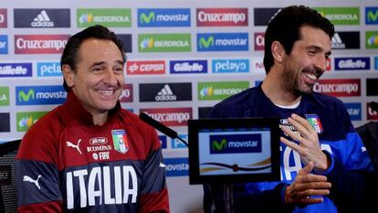 Prandelli, a la izquierda, junto a Buffon, en la rueda de prensa en Madrid.