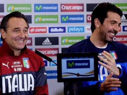 Prandelli, a la izquierda, junto a Buffon, en la rueda de prensa en Madrid.