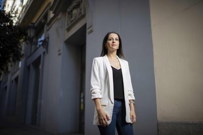 Inés Arrimadas, presidenta de Ciudadanos, este viernes en la calle del Prado, en Madrid. INMA FLORES