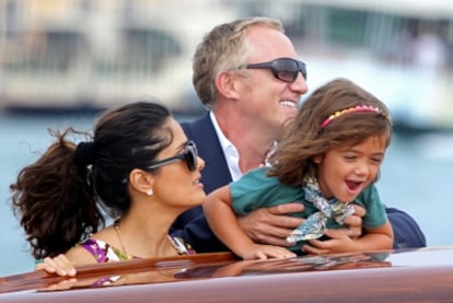 La actriz Salma Hayek y el empresario François-Henri Pinault, junto con su hija Valentina Paloma.