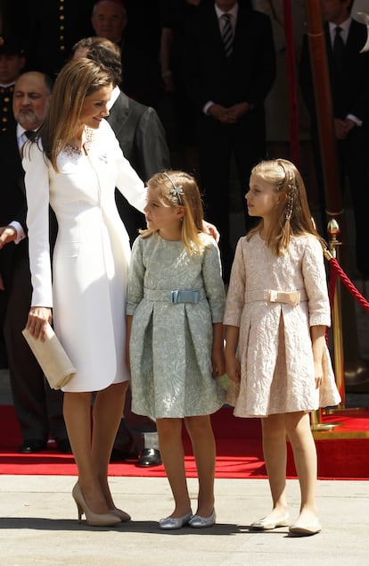 Letizia, con sus hijas antes de iniciar su recorrido por las calles de Madrid tras presidir a las puertas del Congreso el primer desfile militar tras su proclamación.