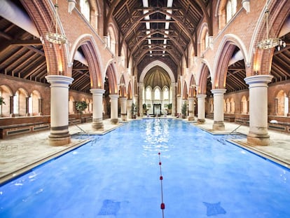 Piscina interior del Gimnasio Virgin Active de Repton Park (Londres), en una antigua iglesia de estilo victoriano del siglo XVIII. 