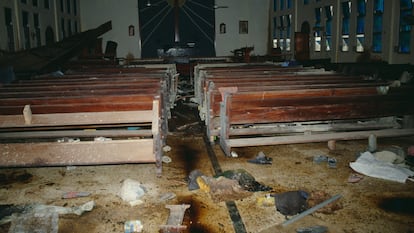 Imagen de archivo de la iglesia luterana de San Pedro, en Monrovia, después de la brutal masacre, el 29 de julio de 1990, en la que tropas de las Fuerzas Armadas de Liberia del Presidente Samuel Doe asesinaron a más de 600 civiles.