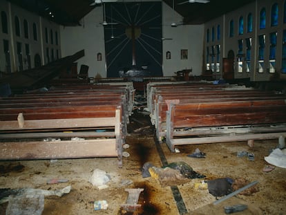 Imagen de archivo de la iglesia luterana de San Pedro, en Monrovia, después de la brutal masacre, el 29 de julio de 1990, en la que tropas de las Fuerzas Armadas de Liberia del Presidente Samuel Doe asesinaron a más de 600 civiles.