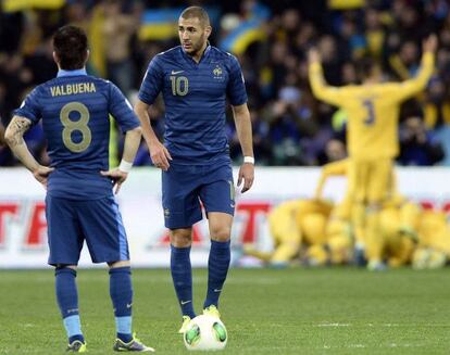 Benzema y Valbuena tras un gol de Ucrania
