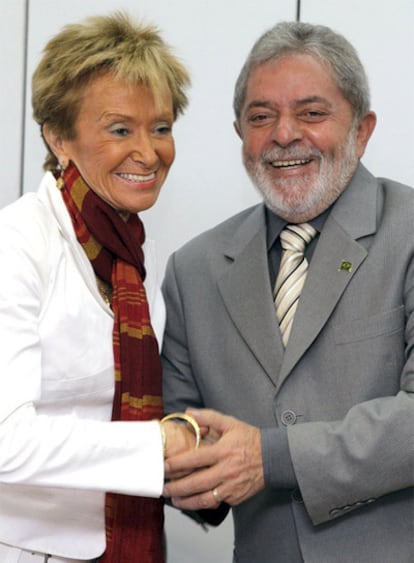 María Teresa Fernández de la Vega, con el presidente de Brasil, Lula da Silva, en Brasilia.