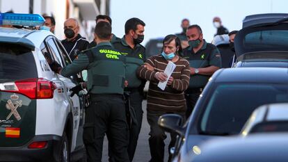 LOS SANTOS DE MAIMONA (BADAJOZ), 06/05/2021.- Efectivos de la Guardia Civil detienen a uno de los tres hermanos que residen en la localidad pacense de Los Santos de Maimona tras hacer un registro en su vivienda, en el marco de la investigación abierta para localizar a los otros dos, de los que no se sabe nada desde hace varios días. EFE/ Jero Morales