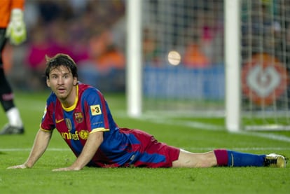 Messi, tendido en el suelo durante el partido.