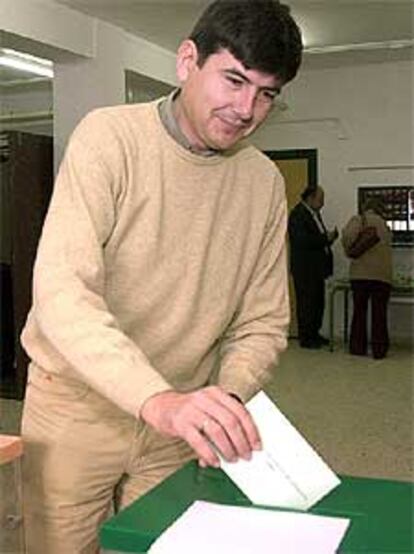 El ex ministro y candidato a la Junta por el Foro Andaluz, Manuel Pimentel, en el colegio Maimónides de Córdoba.