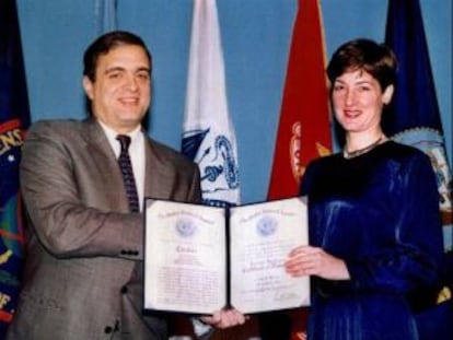 Ana Belén Montes recibe un diploma del director de la CIA, George Tenet, en 1997.