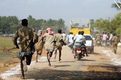 Los habitantes de Cuddalore, a 180 kilómetros al sur de Madras, huyen tras el aviso de <i>tsunami</i> emitido por las cadenas de televisión.