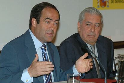 El ministro José Bono (a la izquierda) y Mario Vargas Llosa, en el Cuartel General del Ejército del Aire.