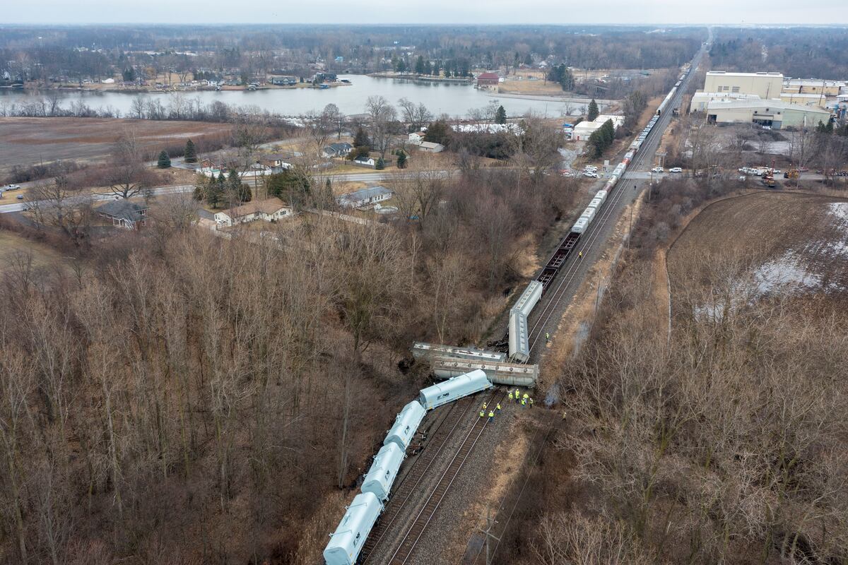 No hazardous materials spill in Michigan train derailment | U.S. | EL ...