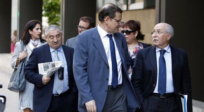 Consejeros de Bancaja, el lunes antes de llegar a la reuni&oacute;n en la que dimiti&oacute; Jos&eacute; Luis Olivas. 