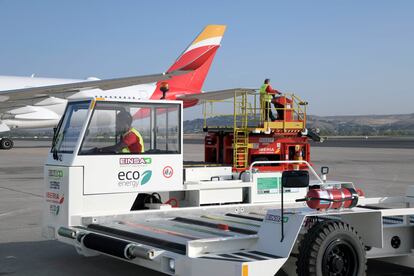 Operarios de Iberia Airport Services junto a un avión de Iberia.