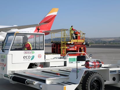 Operarios de Iberia Airport Services junto a un avión de Iberia.