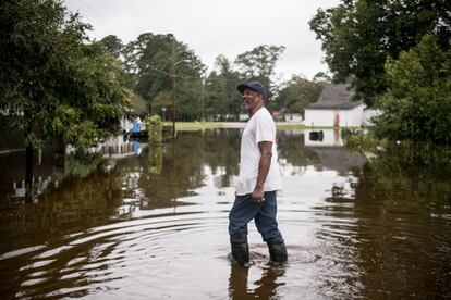 Un hombre camina por su barrio, inundado tras el paso de Florence, en Dillon, Carolina del Sur.