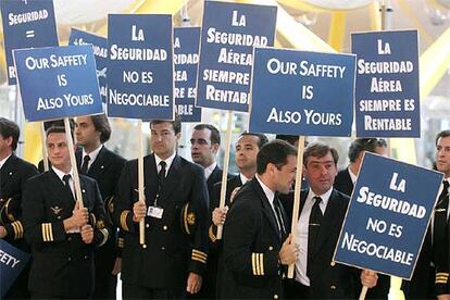 Un grupo de pilotos se manifiesta en la nueva terminal del aeropuerto de Madrid-Barajas.