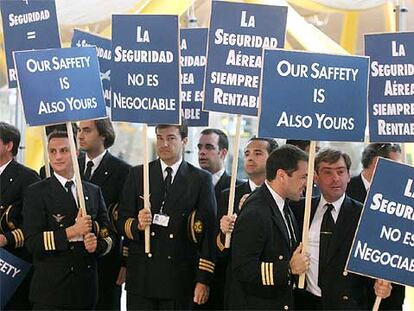 Un grupo de pilotos se manifiesta en la nueva terminal del aeropuerto de Madrid-Barajas.