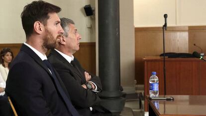 Lionel Messi e seu pai durante uma audiência em tribunal de Barcelona