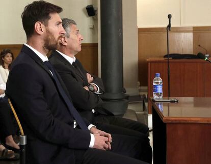 Messi y su padre en la Audiencia de Barcelona