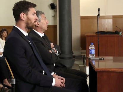 Lionel Messi e seu pai durante uma audiência em tribunal de Barcelona