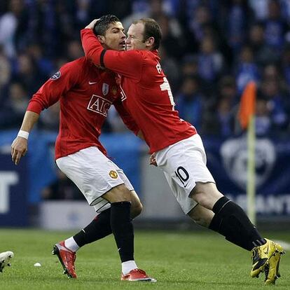 Rooney felicita a Cristiano Ronaldo tras su gol.