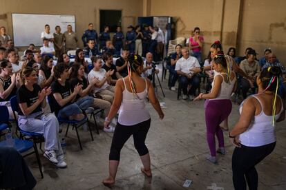 Mujeres privadas de su libertad realizan una presentación de baile, el 6 de mayo de 2024.