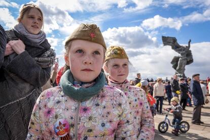 Dos niñas asisten a las festividades que conmemoran la victoria soviética sobre la Alemania nazi en Riga, Letonia.