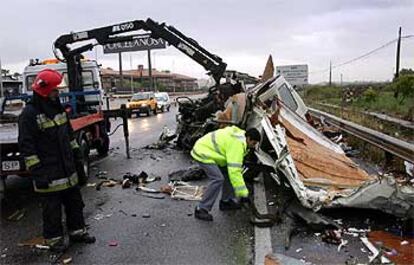 Una grúa retira los restos de la furgoneta que se estrelló contra un camión ayer en Vila-real.