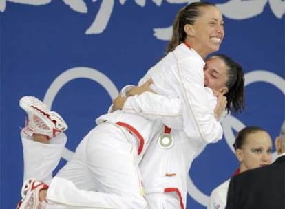Gemma Mengual y Andrea Fuentes (arriba) se abrazan en el podio. A la derecha, dos momentos del ejercicio que les valió la plata. Y, abajo a la izquierda, la pareja rusa.