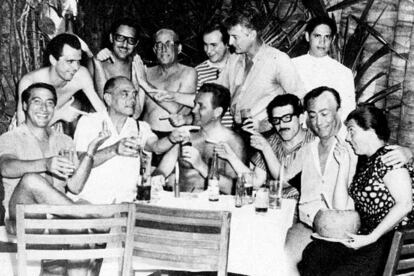 Acapulco, 1965: Gabriel García Marquéz (con gafas, sentado), Luis Alcoriza, sentado a la izquierda, y, a su derecha el cineasta Luis Buñuel.