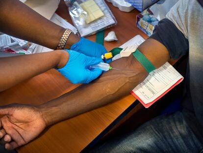 Extracción de sangre de un paciente en ensayos clínicos para la vacuna de AstraZeneca en una clínica de Soweto (Suráfrica), el pasado 30 de noviembre.