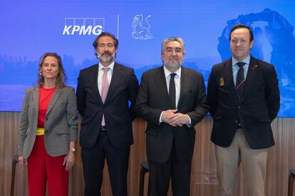 La vocal de la Junta Directiva de la RFER, Margarita Ortiz; el presidente de KPMG España, Juanjo Cano; el presidente del CSD, José Manuel Rodríguez Uribes, y el presidente de la RFER, Juan Carlos Martín.