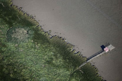 Cabaña de pesca tradicional en el estuario del Loira durante la marea baja, en Paimboeuf, al oeste de Francia.