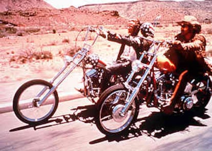 Películas como Easy Rider (en la foto), protagonizada por Dennis Hopper y Peter Fonda, han colaborado a que la leyenda de Harley-Davidson crezca y han convertido a una marca de motocicletas en todo un símbolo de libertad y espíritu indomable.